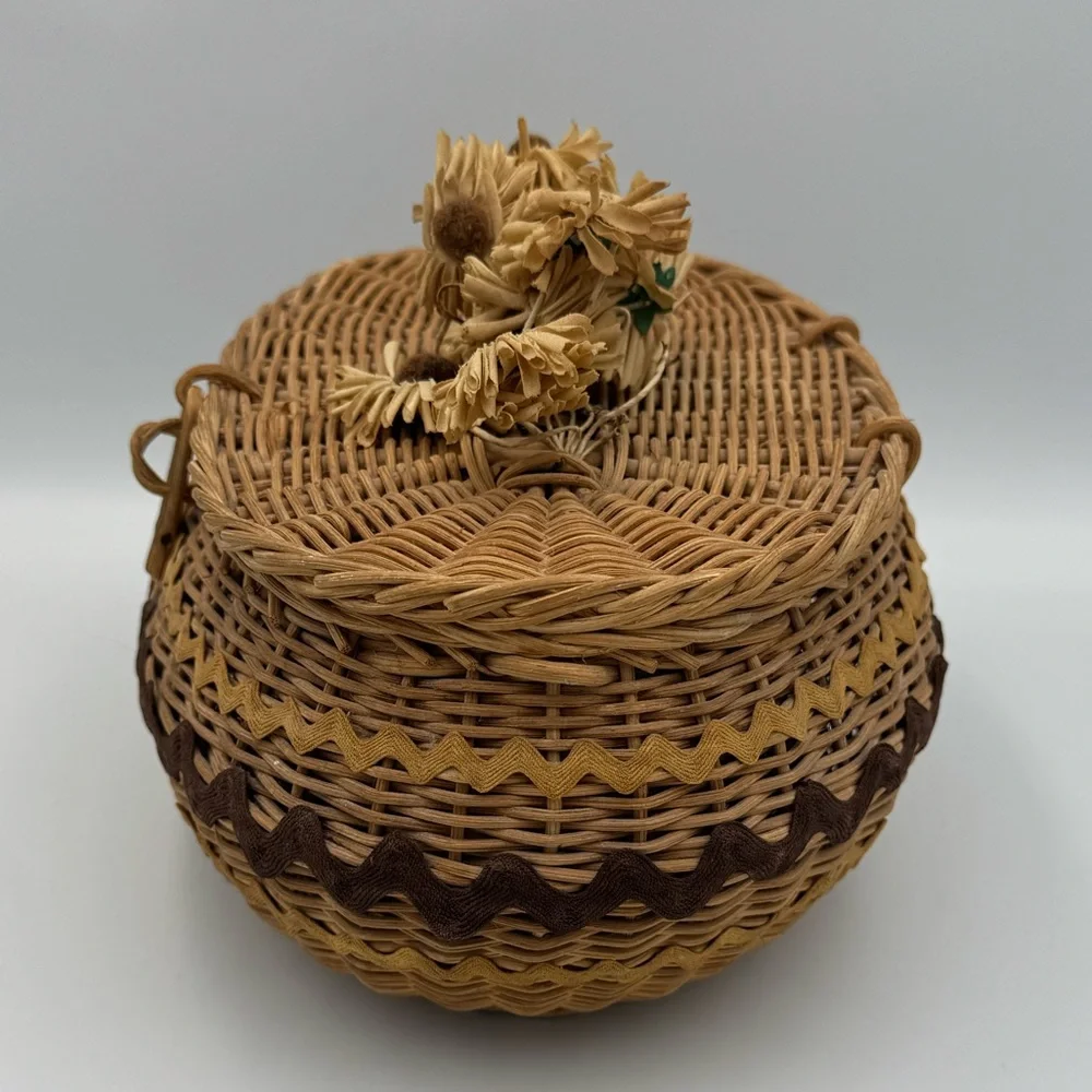 Vintage Wicker Lidded Basket Floral Top Cottagecore Storage‎ Sewing Box